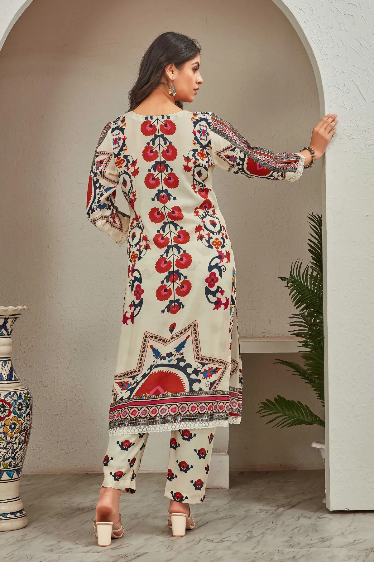 Women's Off White Musline floral Printed Kurti with Trouser