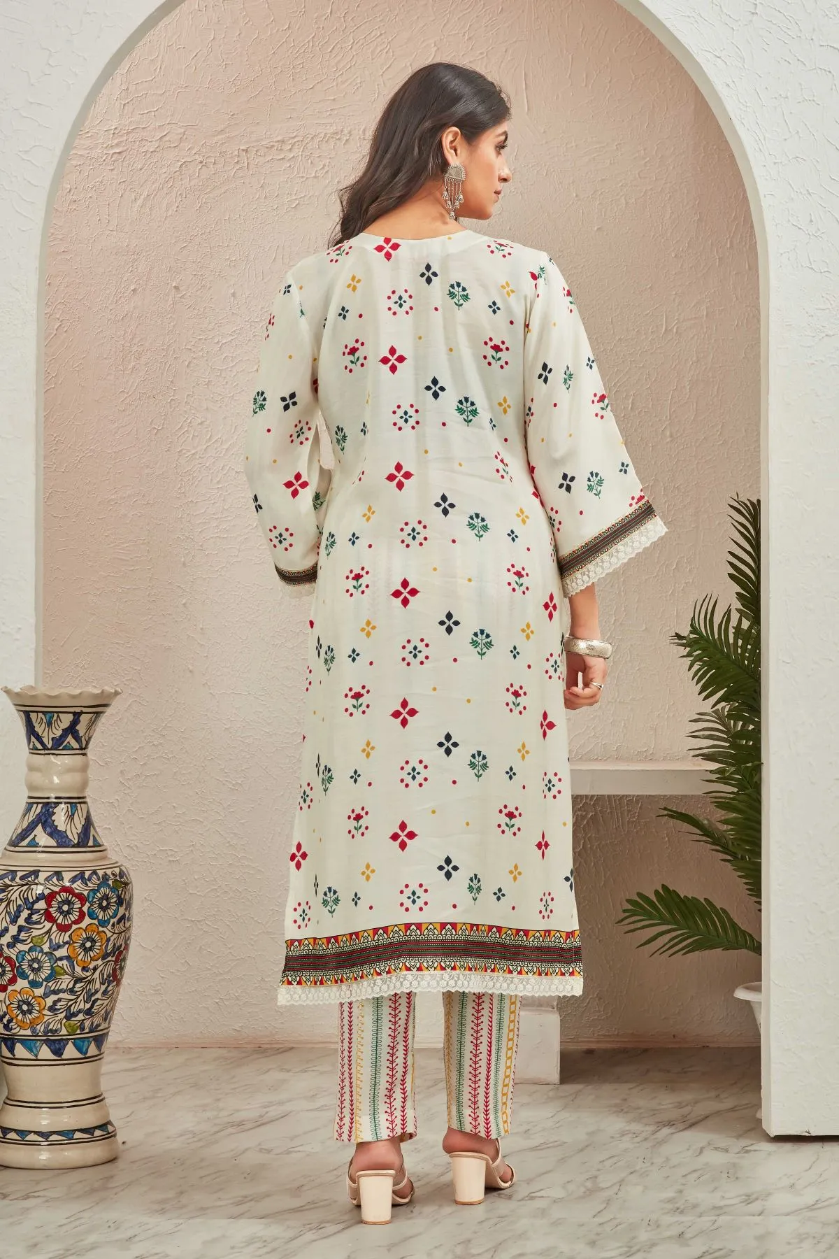 Women's Off White Musline floral Printed Kurti and Dyed Trouser with Printed Dupatta